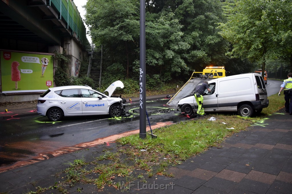 VU Frontal Koeln Hoehenhaus Berlinerstr vor Leuchterstr P37.JPG - Miklos Laubert